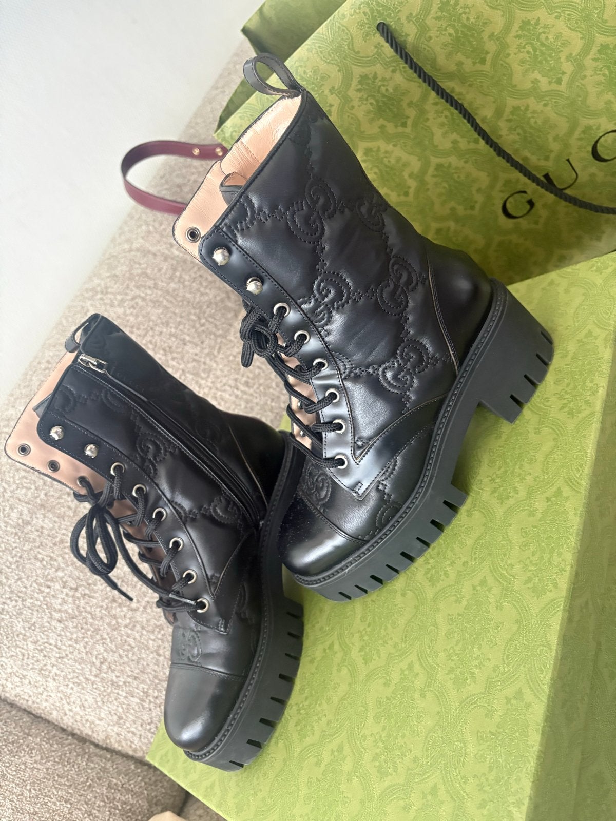 Gucci GG Matelassé Lace Up Laarzen - Zo goed als nieuw, Kleding | Dames, Schoenen, Ophalen of Verzenden, Zo goed als nieuw, Zwart