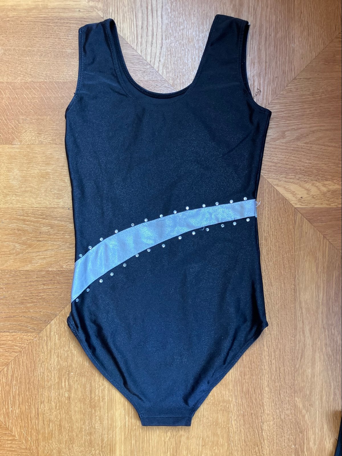 Zwart turnpakje / gympakje met zilveren accenten, Sport en Fitness, Turnen, Gebruikt, Zwart, Turnpak(je), Kindermaat 122 t/m 140