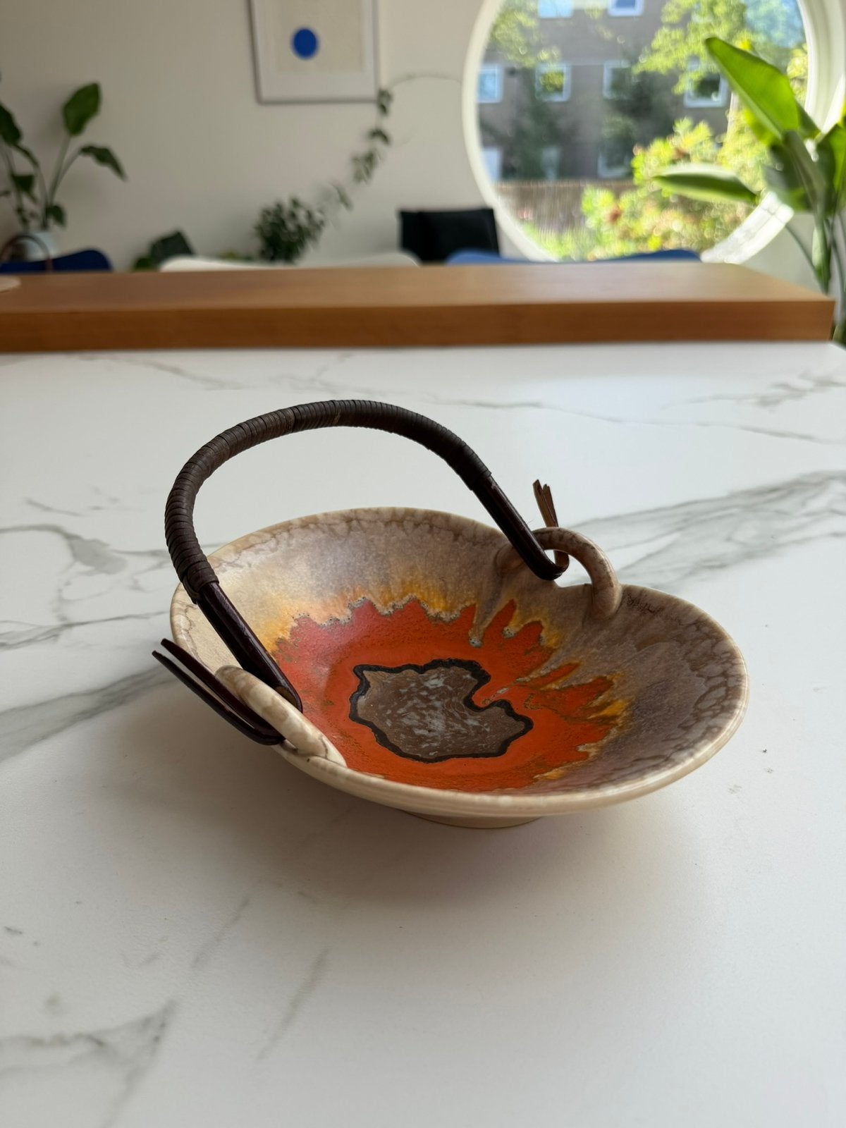VINTAGE keramieken schaal met rotan handvat fa Carstens, Antiek en Kunst, Antiek | Schalen, Ophalen of Verzenden