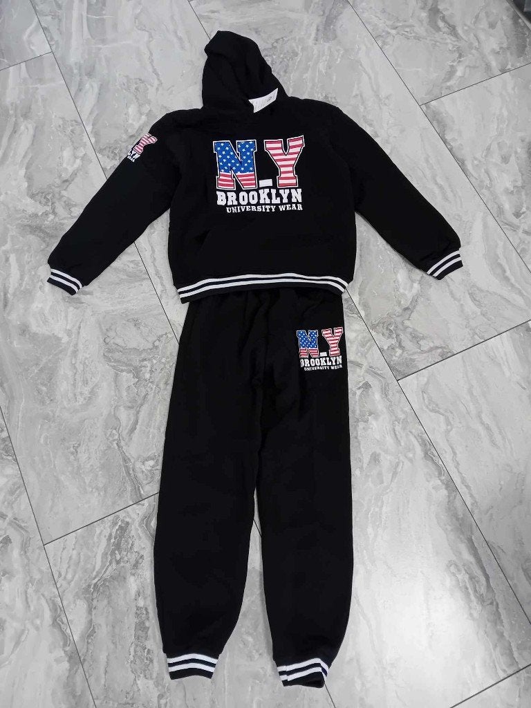 Nieuw zwart kinderhuispak, Kinderen en Baby's, Kinderkleding | Maat 164, Ophalen of Verzenden, Nieuw, Jongen, Setje