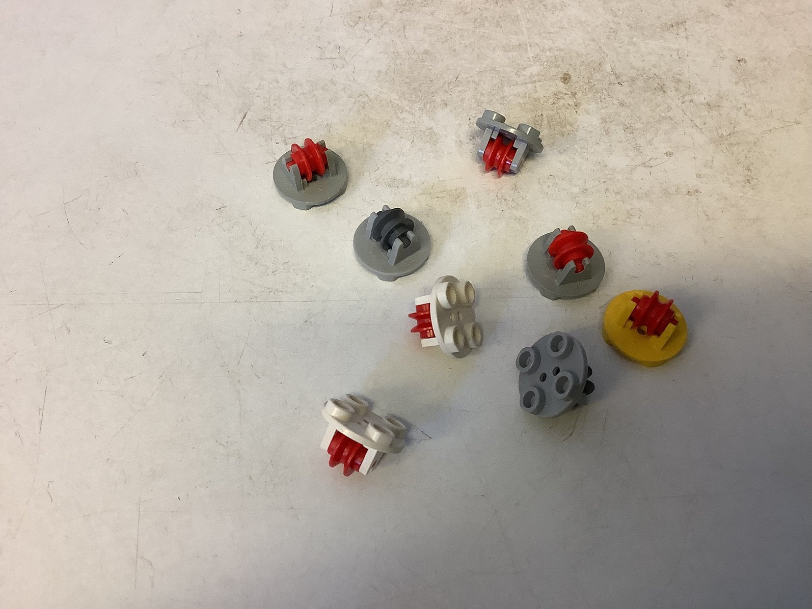 Lego plaat 2x2 rond met wielhouder en katrol, Ophalen of Verzenden, Gebruikt, Losse stenen, Lego