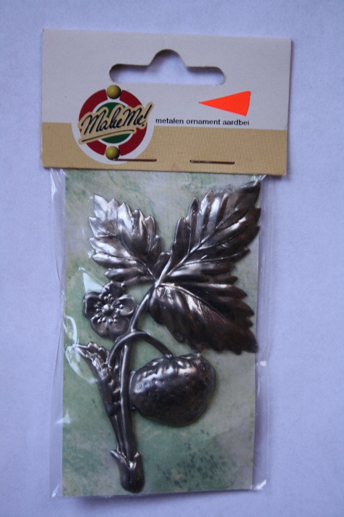 2 stuks make me metalen ornament aardbei met blad 8cm, Ophalen of Verzenden, Nieuw, Metaal, Knutselmateriaal