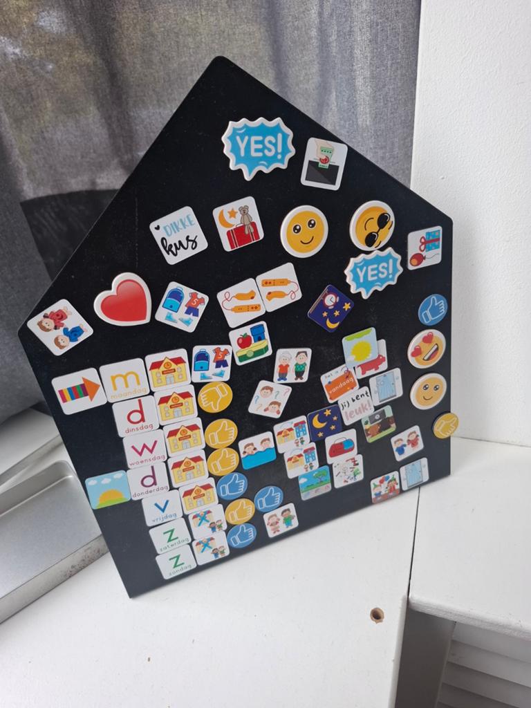 Zwart huisvormig magneetbord met magneten, Ophalen, Gebruikt, Zwart, Metaal