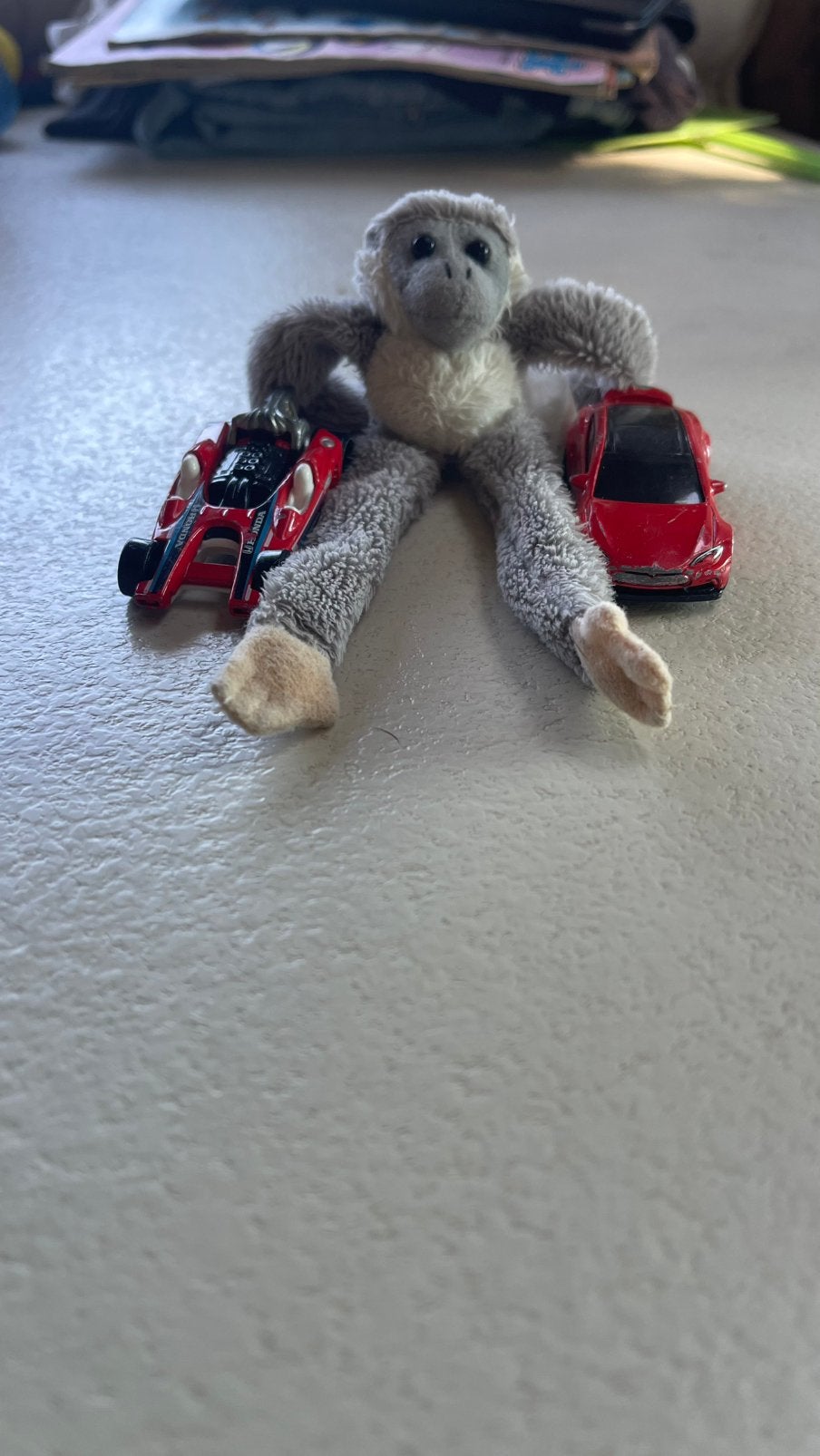 Schattige grijze knuffel aap en 2 hotweels auto's., Kinderen en Baby's, Speelgoed | Knuffels en Pluche, Gebruikt, Grijs, Ophalen of Verzenden