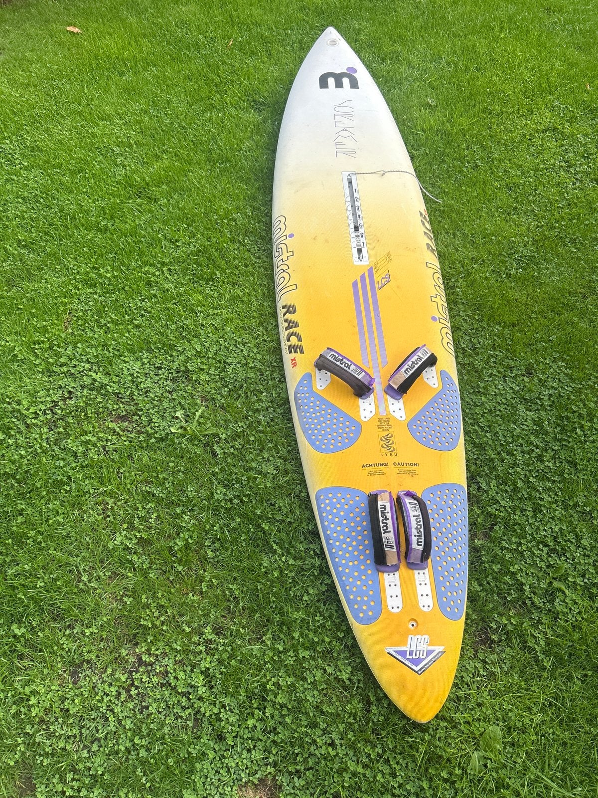 Mistral Race XR Windsurfplank - 277 cm, 103 liter, Watersport en Boten, Ophalen, Met voetbanden, Gebruikt, Plank