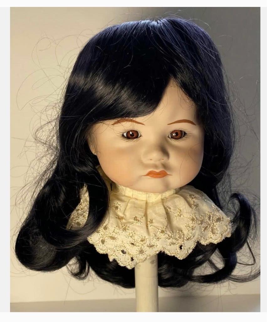 Poppenhoofd met zwarte lange pruik en kraagje (stokje niet), Verzamelen, Poppen, Ophalen of Verzenden, Zo goed als nieuw, X, Pop