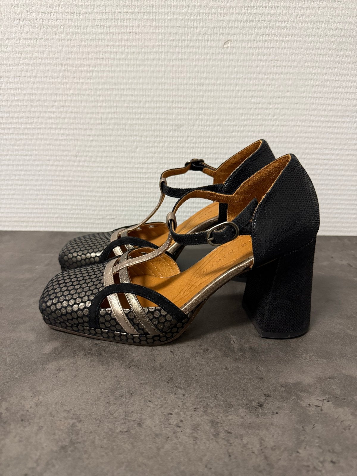 Chie Mihara T-band pumps - Zwart/Goud - Maat 37, Ophalen of Verzenden, Zo goed als nieuw, Zwart, Pumps