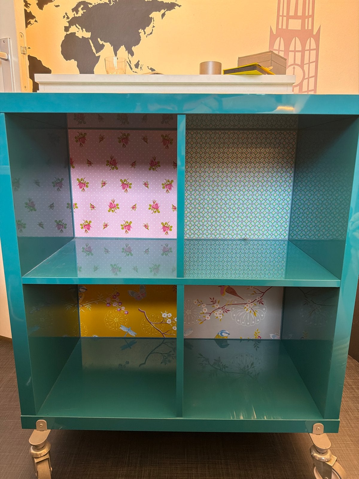 IKEA kastje op wieltjes - Turquoise met vrolijke prints, Ophalen, Gebruikt