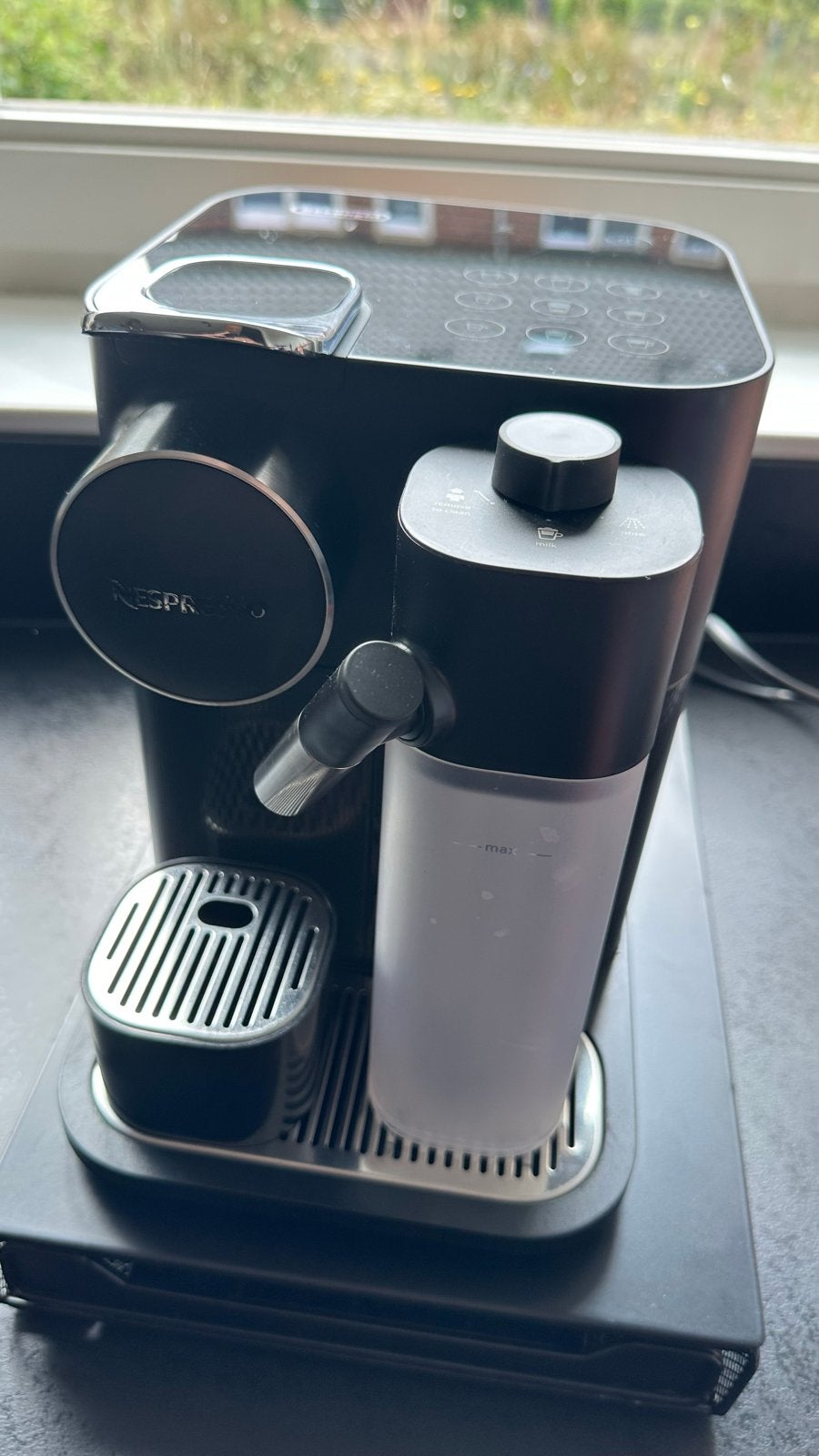 De longhi - Nespresso Gran Lattissima - zwart, Koffiemachine, Ophalen of Verzenden, Zo goed als nieuw, 2 tot 4 kopjes