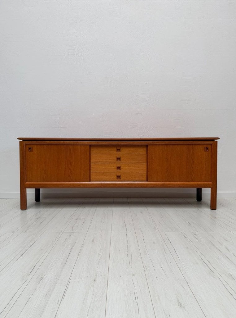 Teak dressoir toegeschreven aan H.W. Klein Deens jaren 60