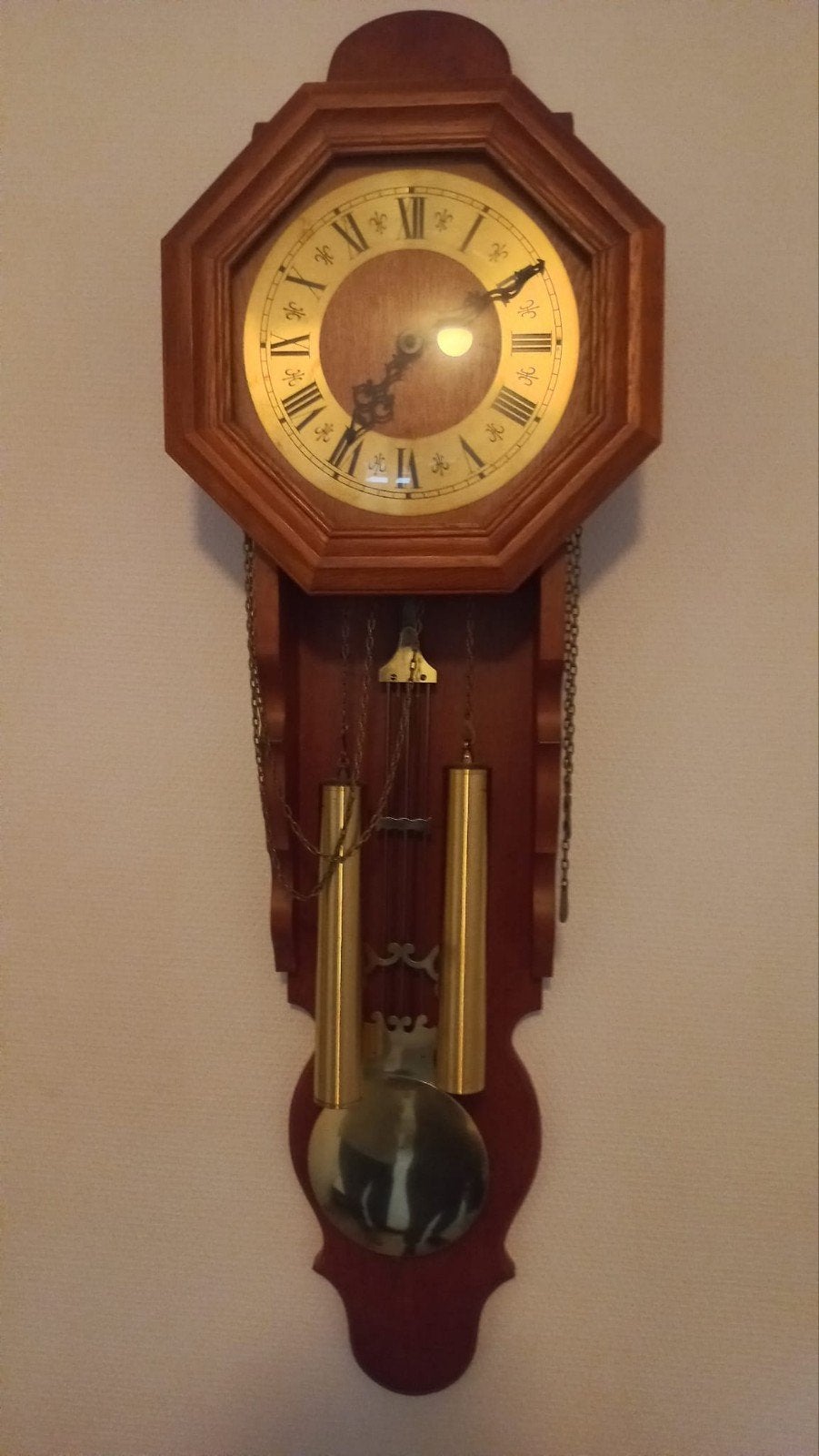 Klassieke houten wandklok met slinger, Ophalen