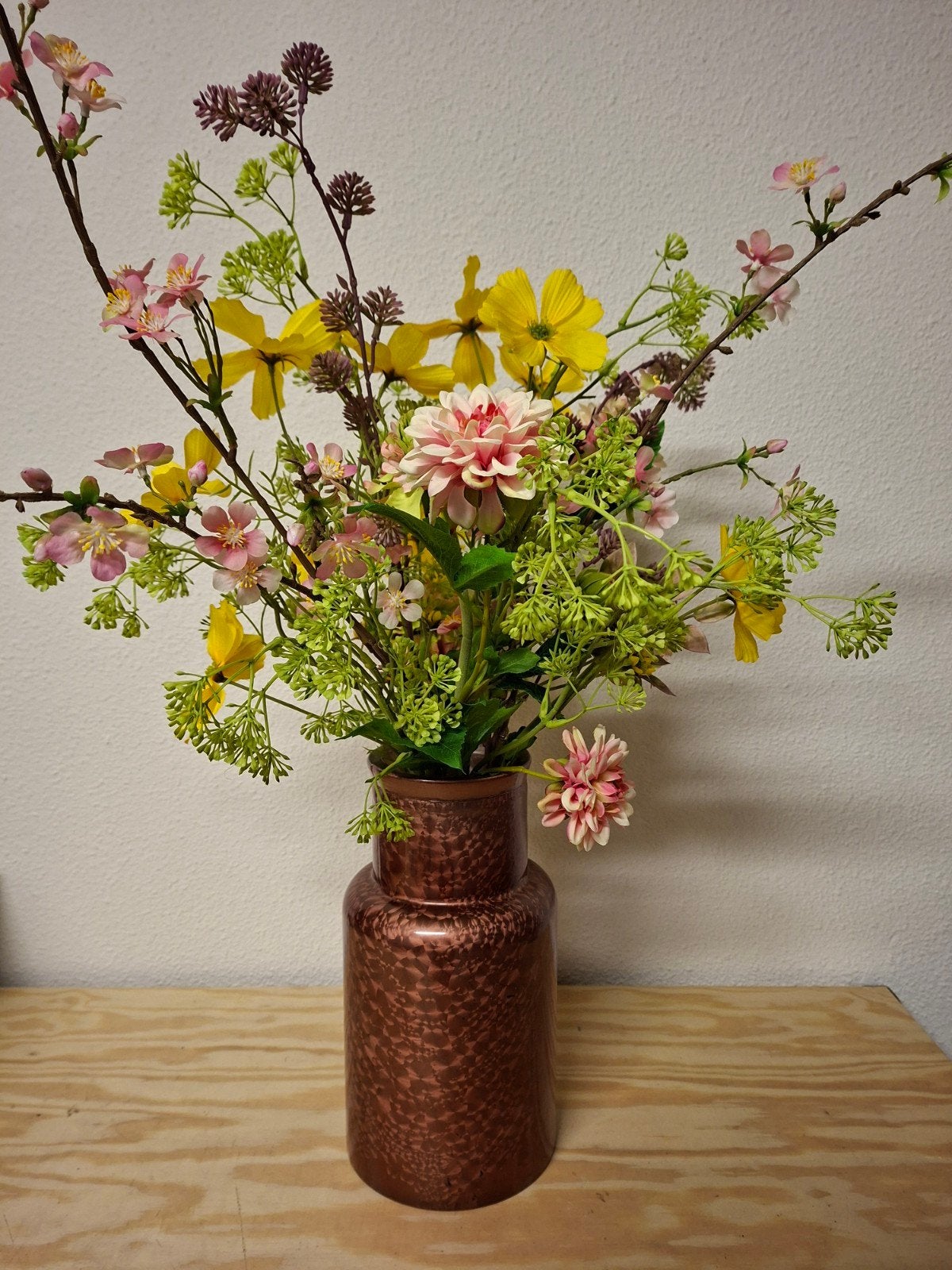 Koperkleurige vaas met kunstbloemen, Ophalen, Zo goed als nieuw, Metaal, Meerkleurig