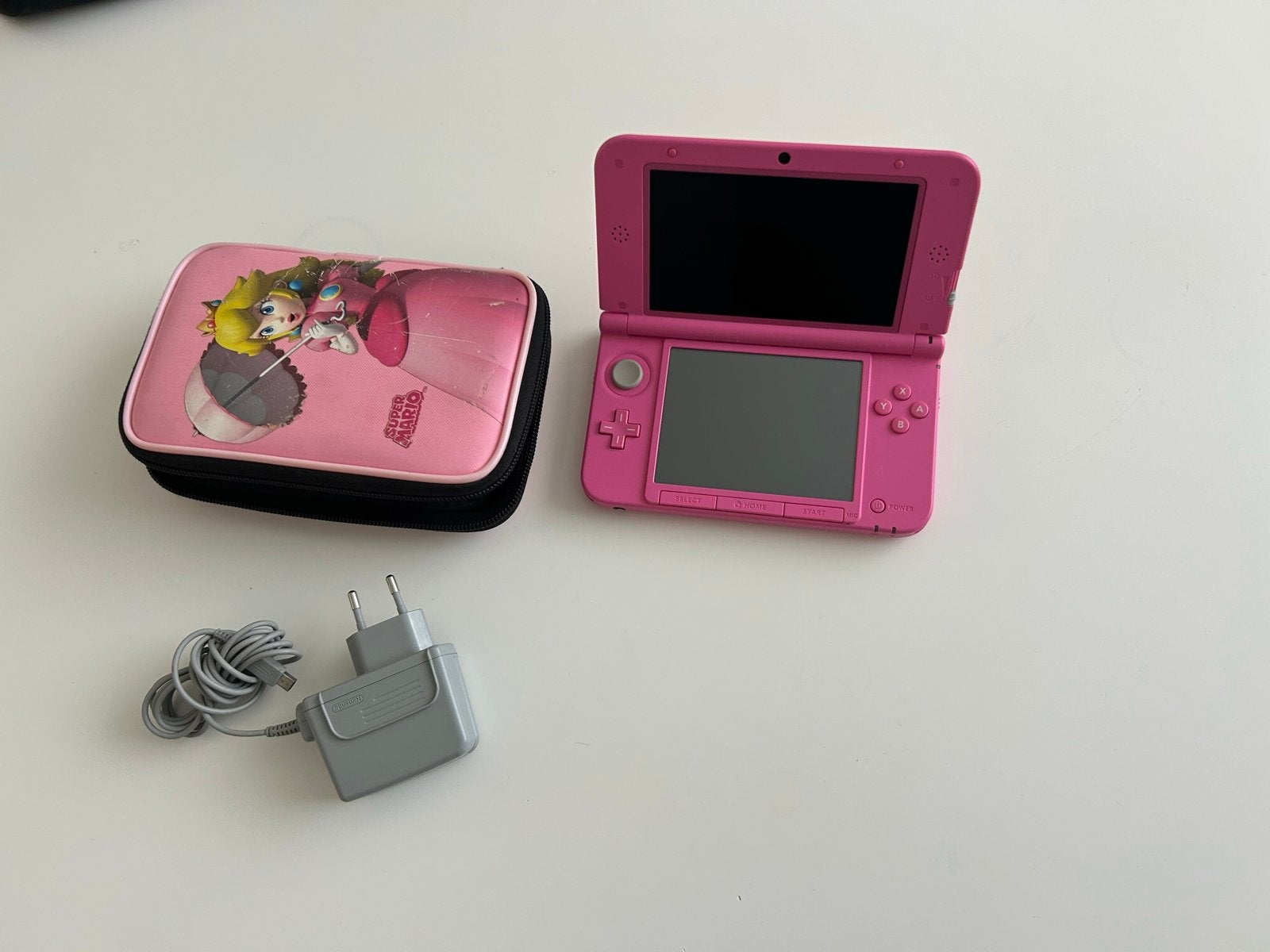 Nintendo 3DS XL Roze met oplader en hoesje, Spelcomputers en Games, 3DS XL, Ophalen of Verzenden, Zo goed als nieuw, Roze