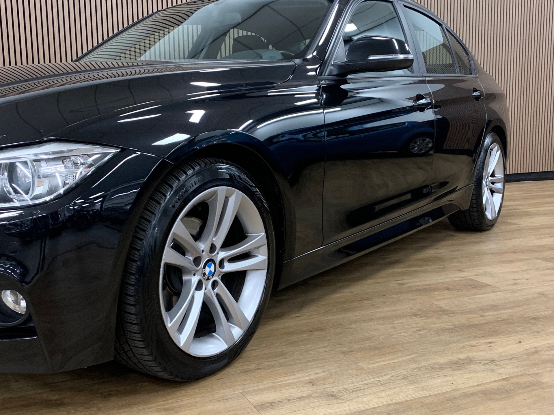 BMW 3-serie 320i High Executive|Automaat|Climate Control|Nav, Auto's, Automaat, Euro 5, Gebruikt, Zwart