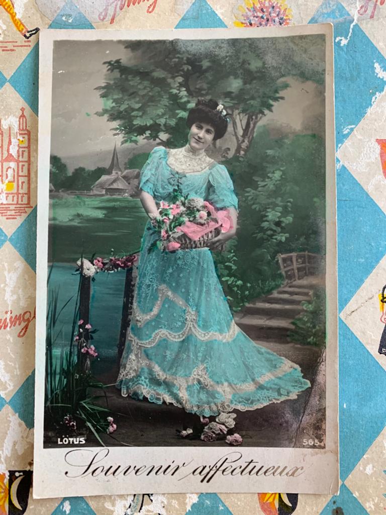 Souvenir affectueux - dame in blauwe jurk (EL), Ophalen of Verzenden, Voor 1920, Gelopen, Overige thema's