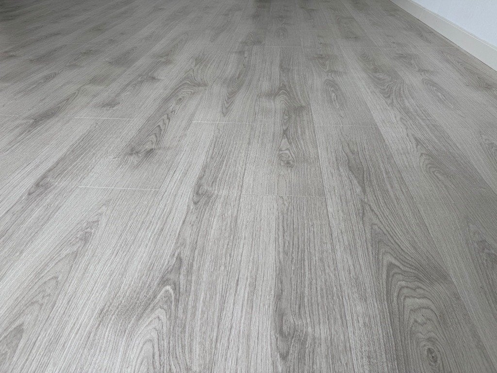Urgent, Heavy Discount 64.7 m² Laminate Cleveland Oak 7 mm, Ophalen, 50 tot 150 cm, Nieuw, 10 m² of meer