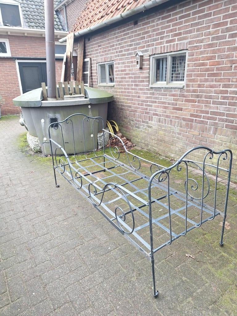 Metalen eenpersoons bed, Antiek en Kunst, Ophalen