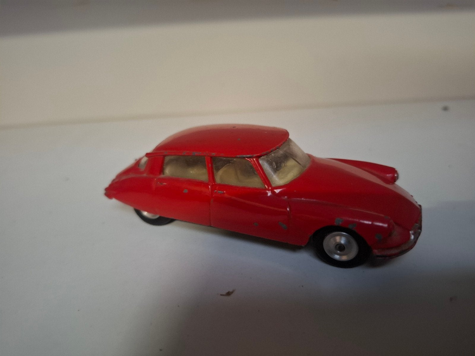 Rode Citroën DS corgi toys, Ophalen of Verzenden, Gebruikt, Auto, Corgi