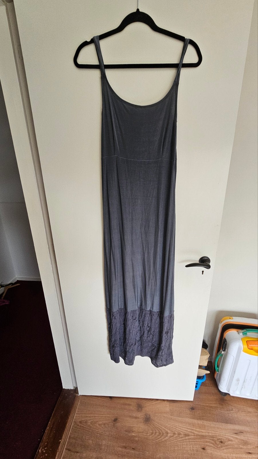 Cora Kemperman, Grijsblauw maxi jurk met kanten onderkant,, Maat 38/40 (M), Ophalen of Verzenden, Corakenperman, Grijs
