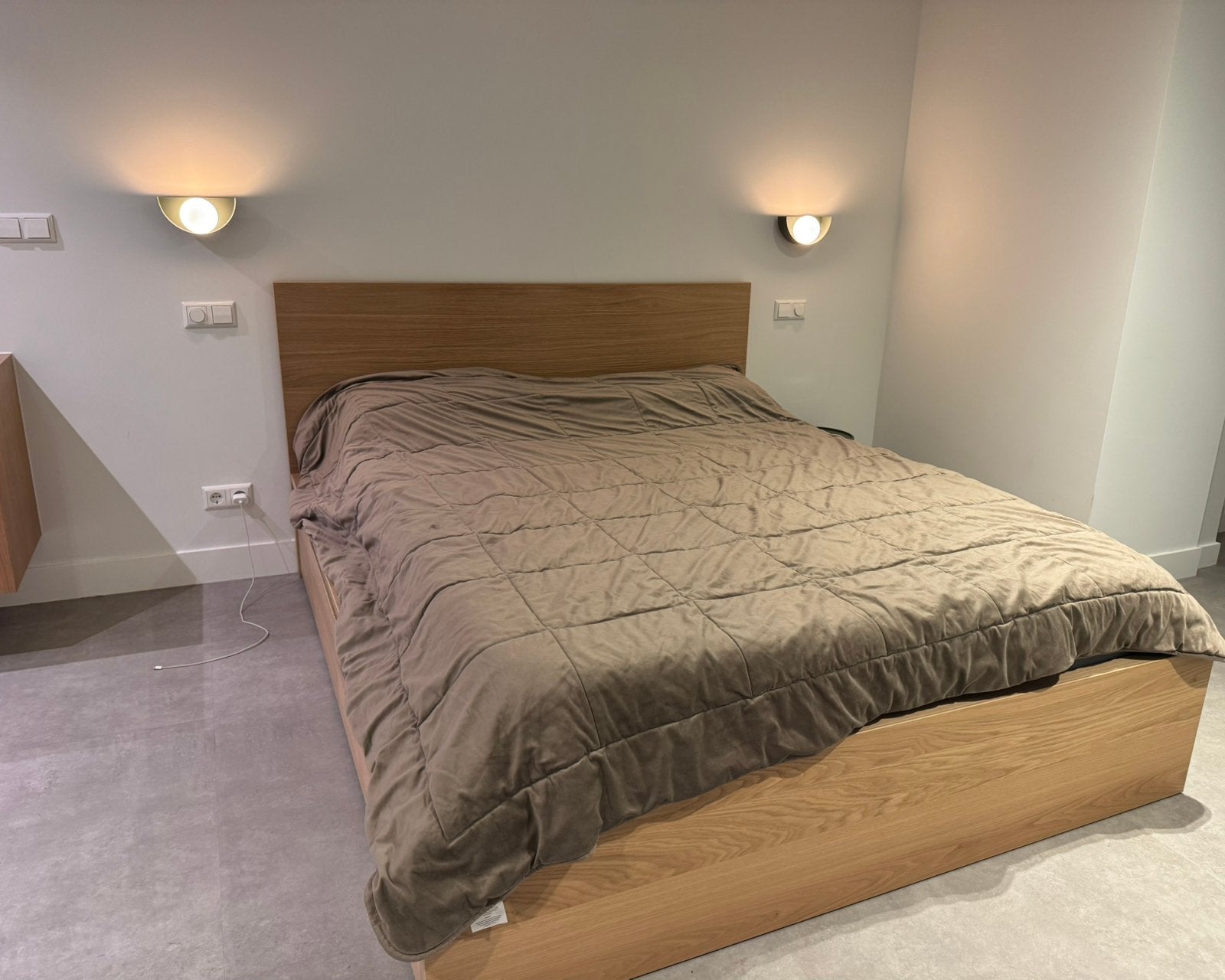 Bed met matras (IKEA Malm+Emma) + 2x Dekbed (Zelesta), Ophalen, Zo goed als nieuw, Tweepersoons