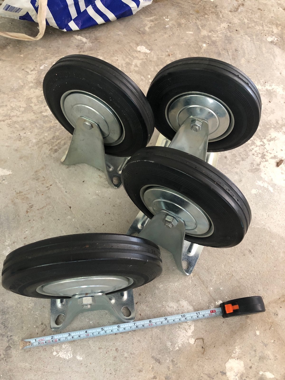 Vier grote wielen massief rubber 20 cm geen zwenk, Ophalen, Zo goed als nieuw