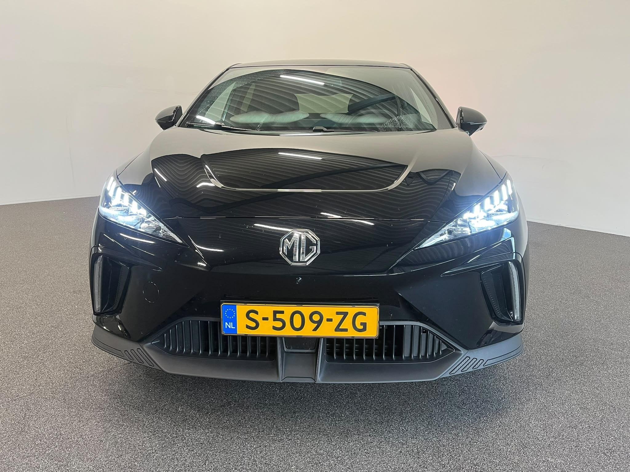 MG MG4 Electric Luxury 64 kWh SOH 95,5% Navigatie Apple Carp, Auto's, Gebruikt, Origineel Nederlands, 500 kg, Te koop