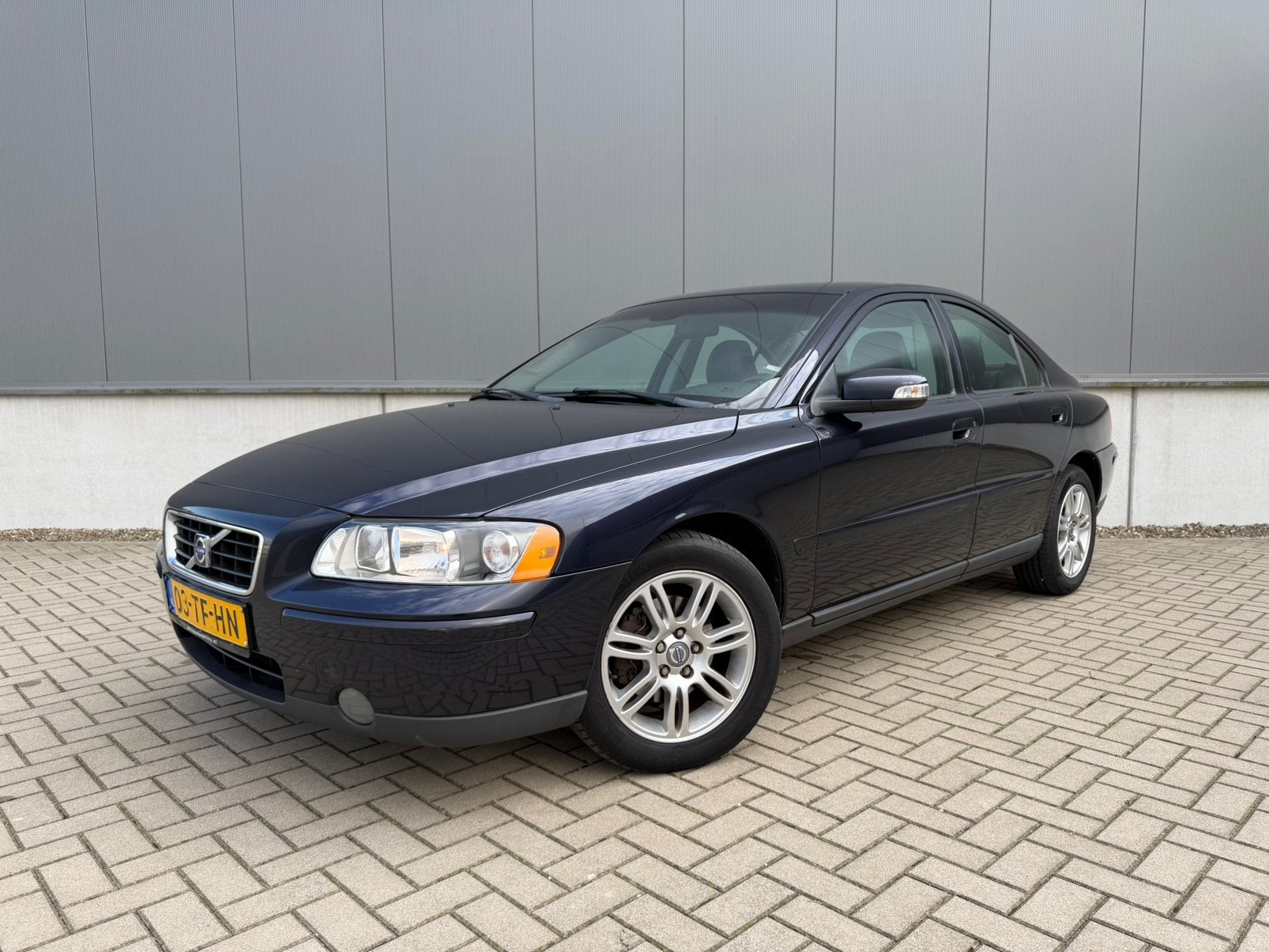 Volvo S60 2.4 140PK AUT 2006 NIEUWE APK INRUIL MOGELIJK, Auto's, Zwart, Blauw, 75 €/maand, 2435 cc