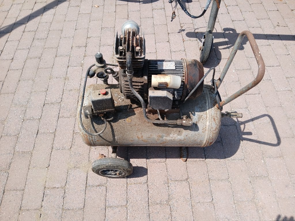 TE KOOP COMPRESSOR , WEGENS SCHUUR OPRUIMING, Ophalen, Gebruikt, 6 tot 10 bar, Minder dan 200 liter/min