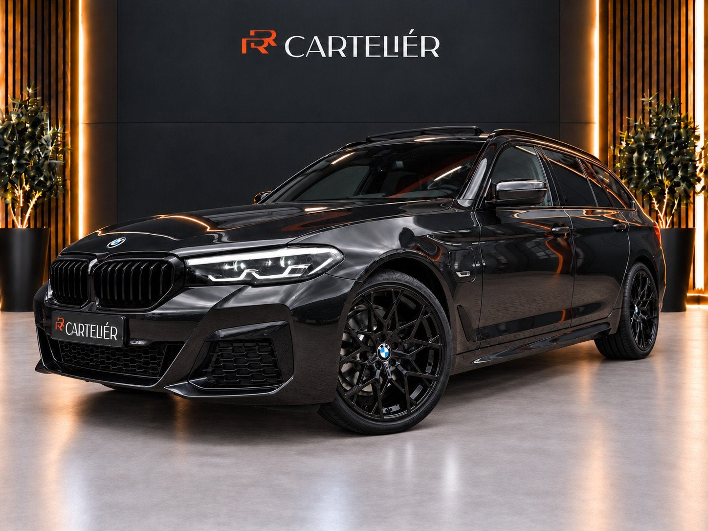 BMW 5-serie Touring 530e xDrive M-Sport | Pano | 20'' | LED, Automaat, 1935 kg, Gebruikt, Zwart