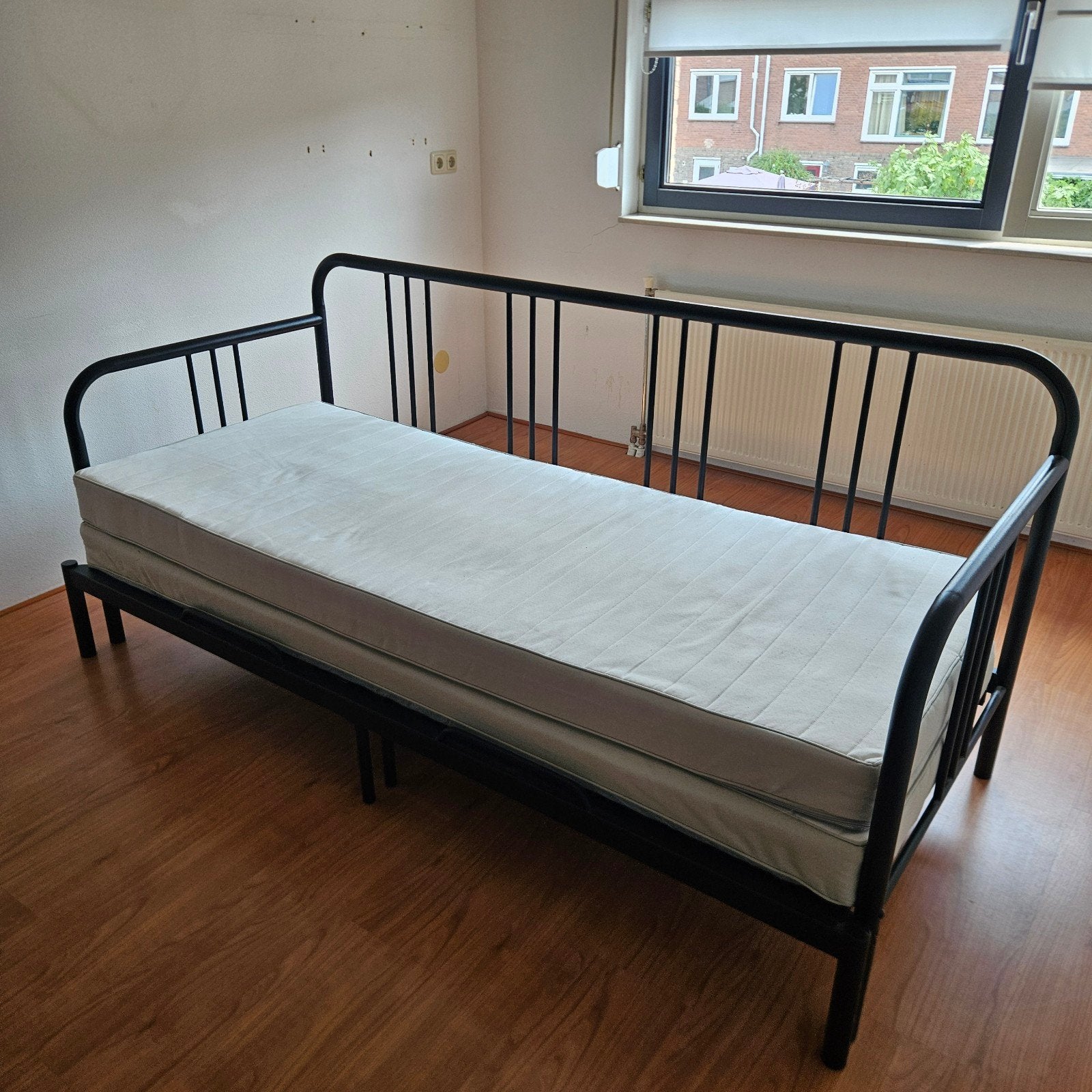 Gratis !! IKEA Hemnes bedbank zwart uitschuifbaar met 2 matr, Ophalen, Eenpersoons, Zwart, Modern, Functioneel