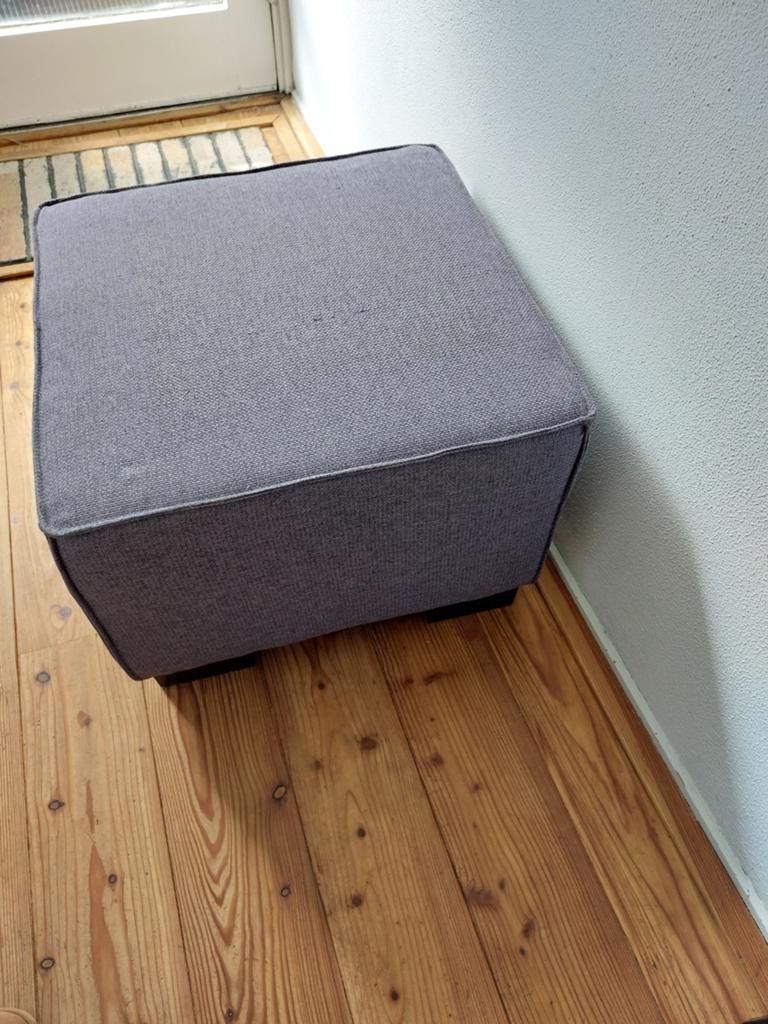 Grijze poef met lichte verkleuring door zon, Gebruikt, Ophalen of Verzenden, 50 tot 75 cm, Vierkant