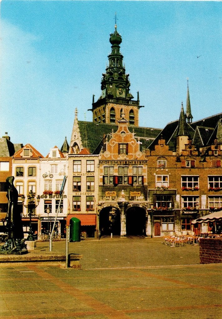 Nijmegen – Grote Markt met St. Stevenskerk., Verzamelen, Ansichtkaarten | Nederland, Ophalen of Verzenden, 1980 tot heden, Ongelopen