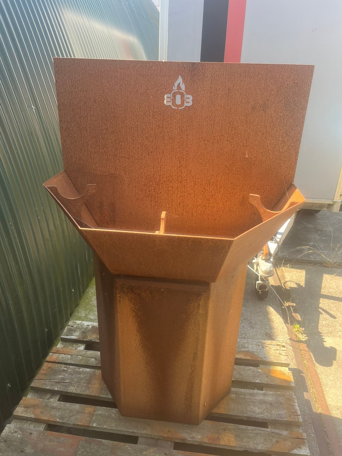 Stoere cortenstalen barbecue, vuurplaats en buitenkachel, Tuin en Terras, Bloembakken en Plantenbakken, Ophalen, Zo goed als nieuw