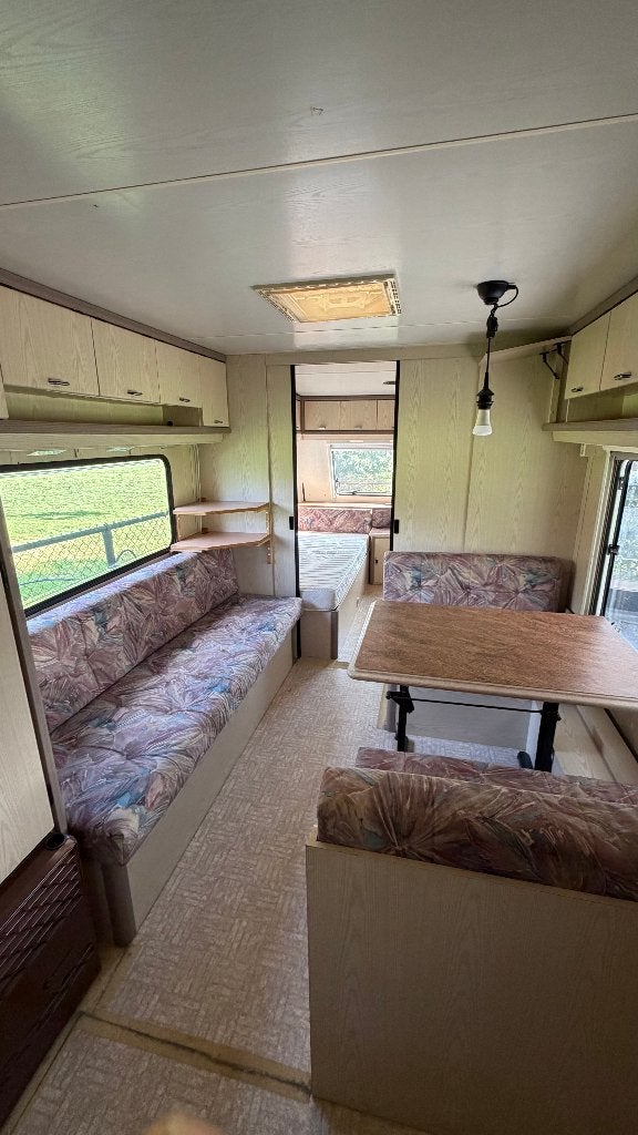 Ruime Bürstner caravan met voortent, slaaptent, luifel etc., Caravans en Kamperen, Treinzit, Particulier, 2 aparte bedden, Bürstner