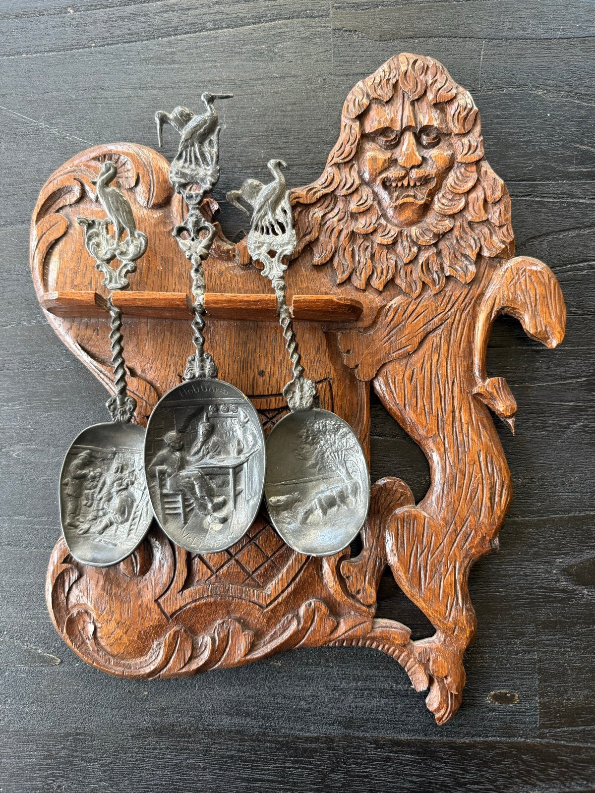 Antieke houten leeuwenwanddecoratie met tinnen lepels, Ophalen of Verzenden