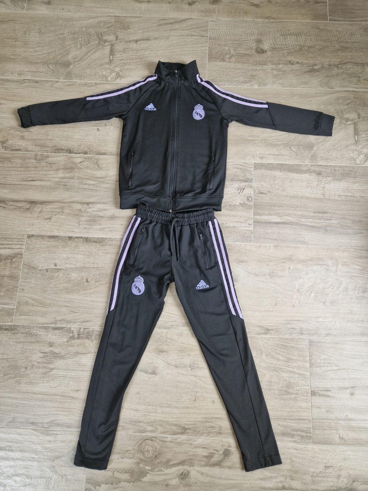Adidas Real Madrid Trainingspak - Zo goed als nieuw, Kinderen en Baby's, Kinderkleding | Overige, Ophalen of Verzenden, Zo goed als nieuw