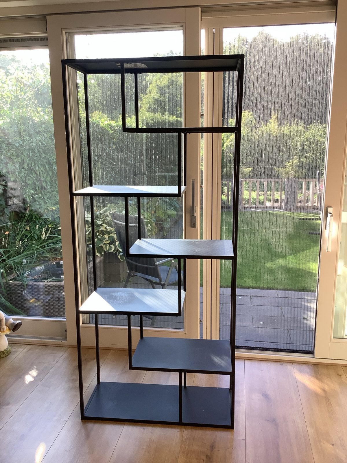 Zwart metalen open kast met asymmetrische planken, Ophalen, Met plank(en), Gebruikt, 50 tot 100 cm