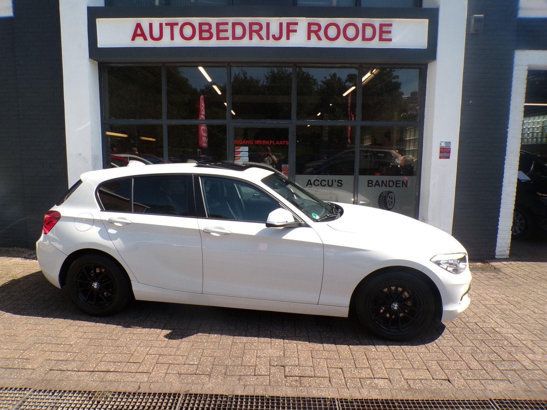 BMW 1-serie 118i High Executive Automaat PANO DAK,2 EIGENAAR, Auto's, Gebruikt, Met garantie (alle), Wit, Bedrijf