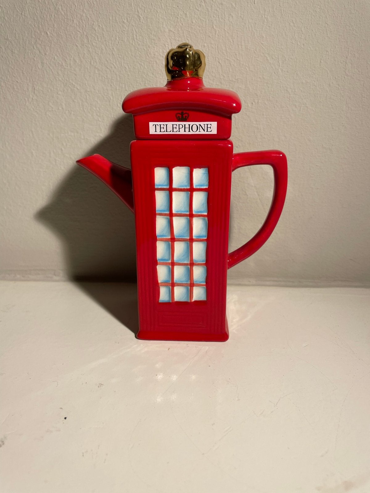 Whittard of Chelsea Theepot - Rode Telefooncel, Theepot/fluitketel, Ophalen of Verzenden, Zo goed als nieuw, Steen/keramiek