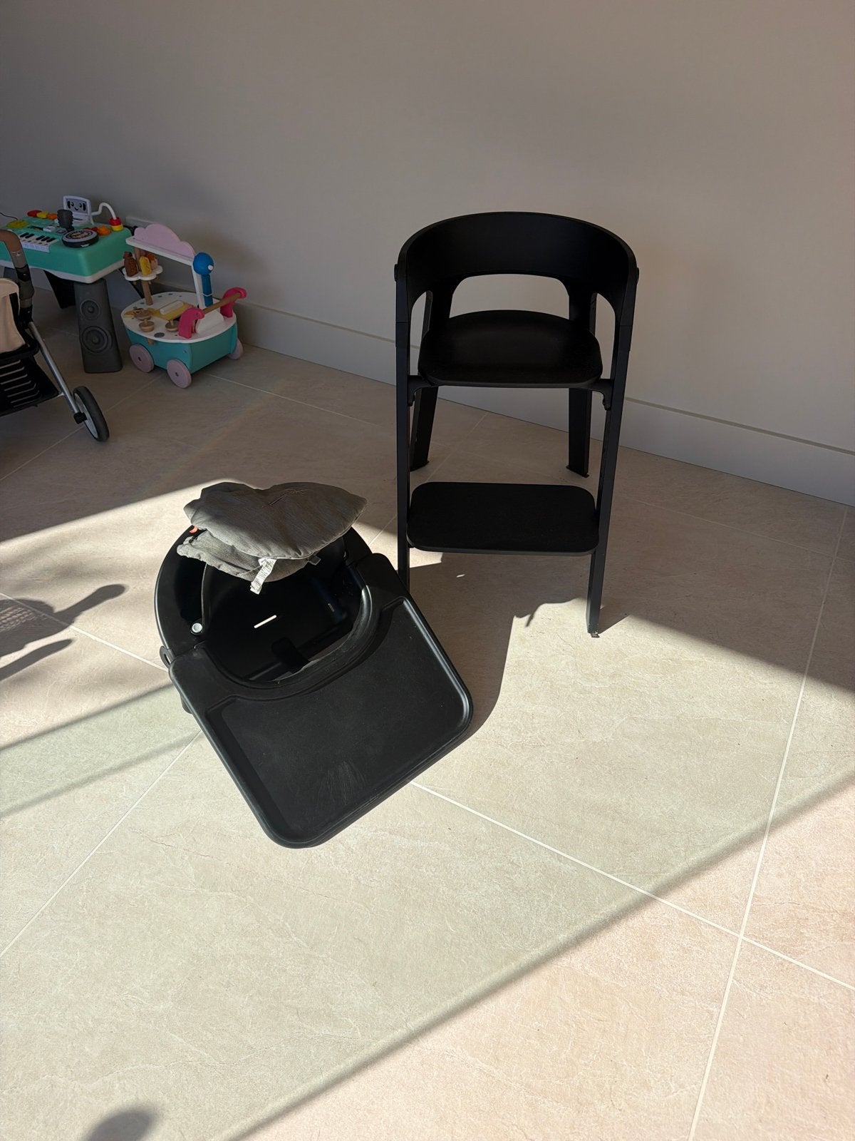 Stokke Steps kinderstoel zwart met verkleiner en kussentjes, Kinderen en Baby's, Ophalen, Gebruikt, Meegroeistoel, Stoelverkleiner
