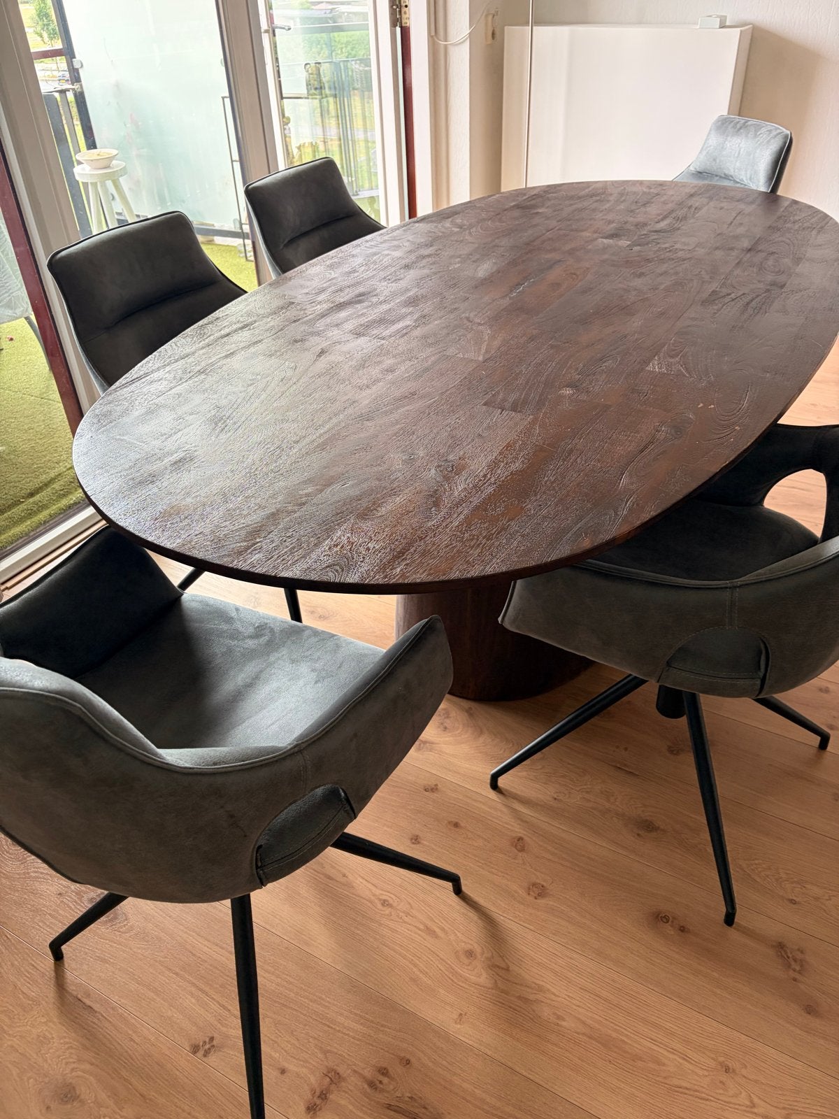 Ovale eettafel met 6 stoelen - massief hout, Huis en Inrichting, Tafels | Eettafels, Ophalen, 100 tot 150 cm, Zo goed als nieuw