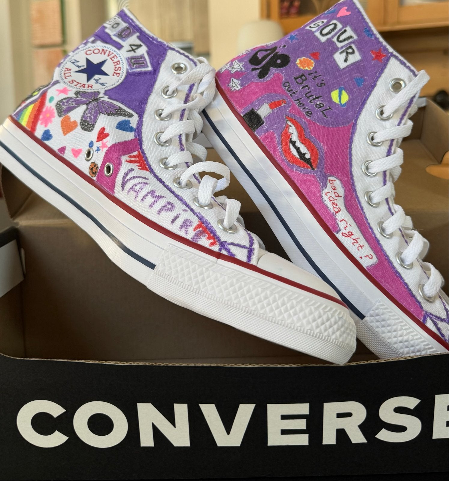 Unieke Handgeschilderde Olivia Rodrigo Converse Sneakers, Ophalen, Overige kleuren, Nieuw, Sneakers of Gympen