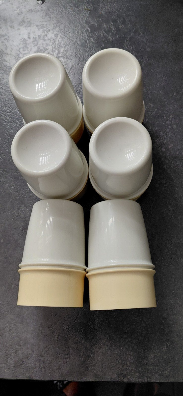 6 Tupperware eierdopjes - Crème/Geel, Gebruikt, Overige typen, Ophalen of Verzenden, Stapelbaar