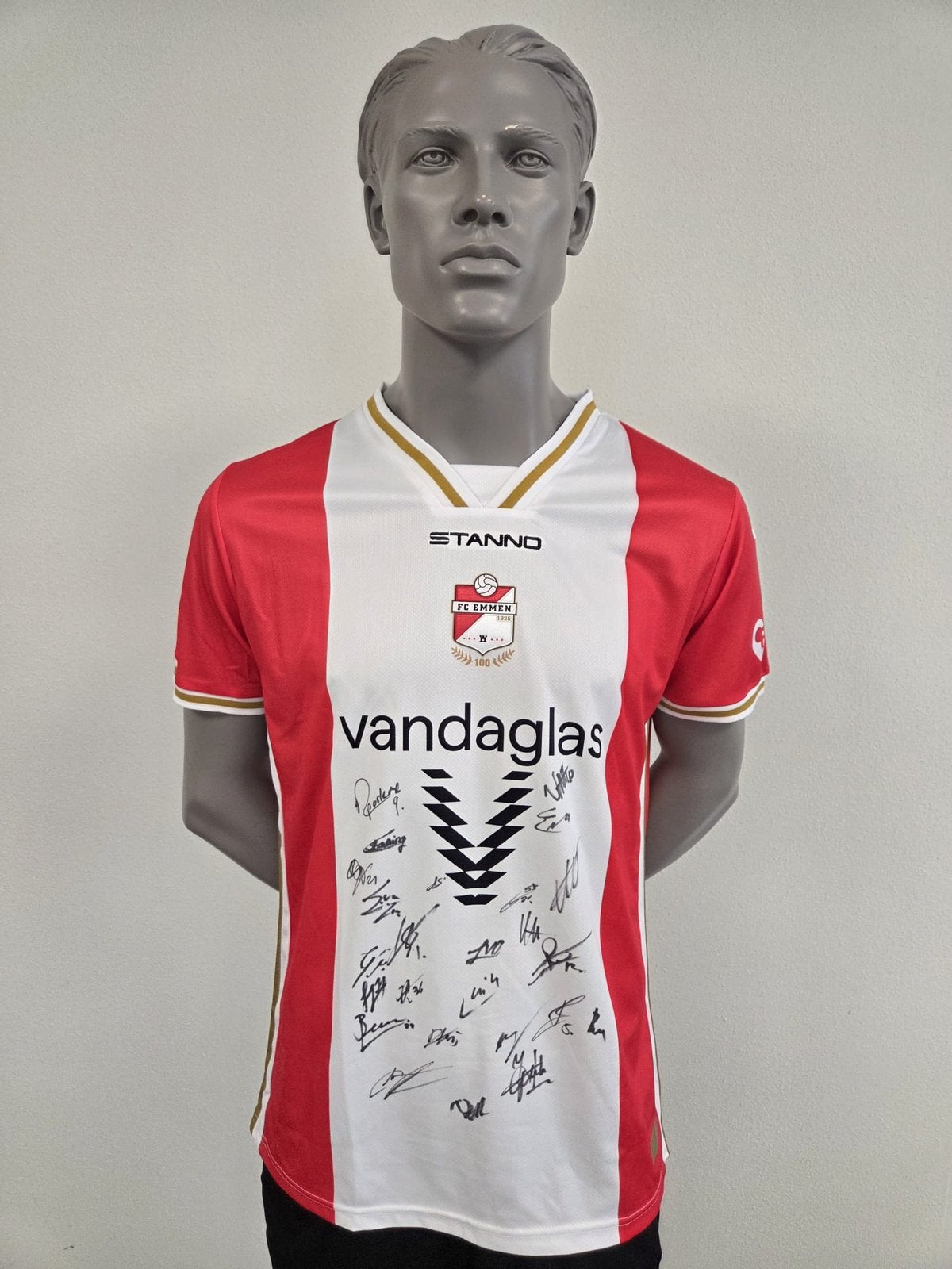 Gesigneerd shirt FC Emmen selectie 2025-2026, Ophalen of Verzenden, Zo goed als nieuw, Shirt