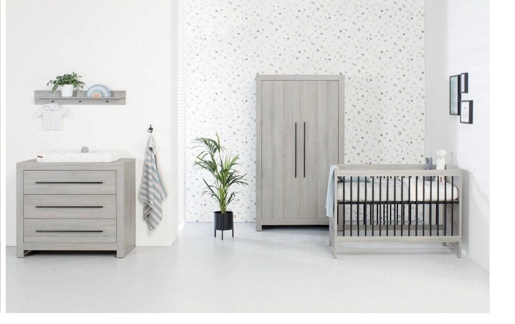 Complete babykamer - Grijs (ledikant, matras, kast, commode), Ophalen, Zo goed als nieuw