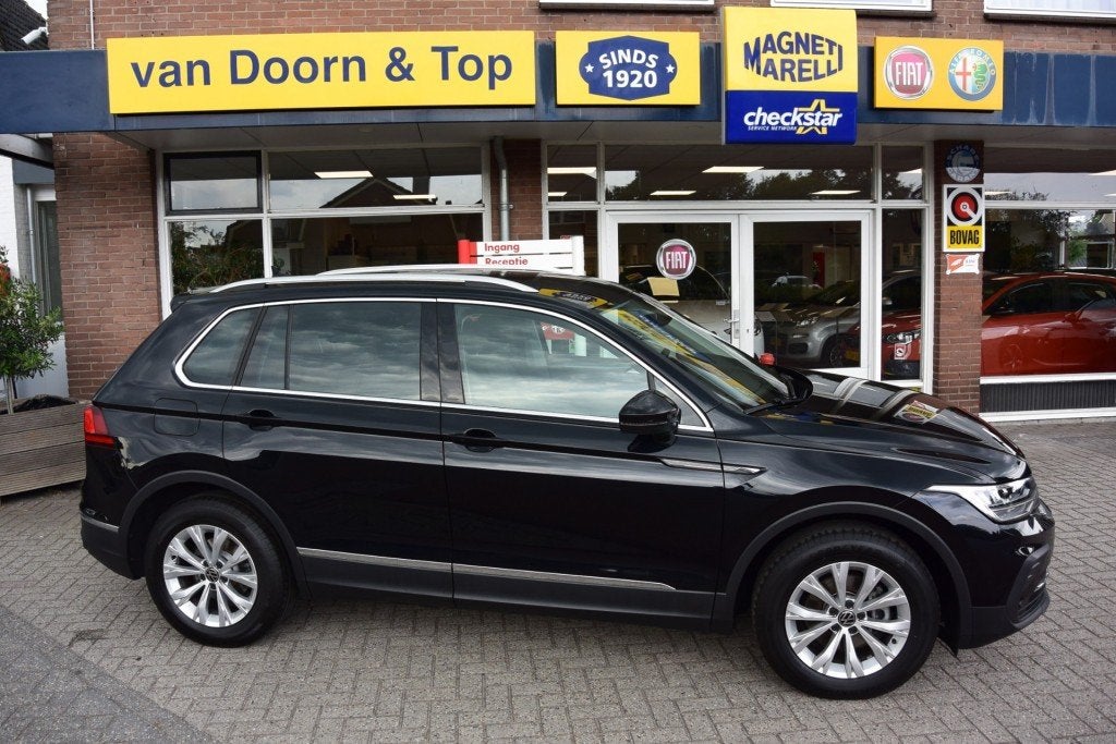 Volkswagen TIGUAN 1.5 TSI Life Business / Carplay / Climate, Auto's, Voorwielaandrijving, 4 cilinders, Zwart, Origineel Nederlands