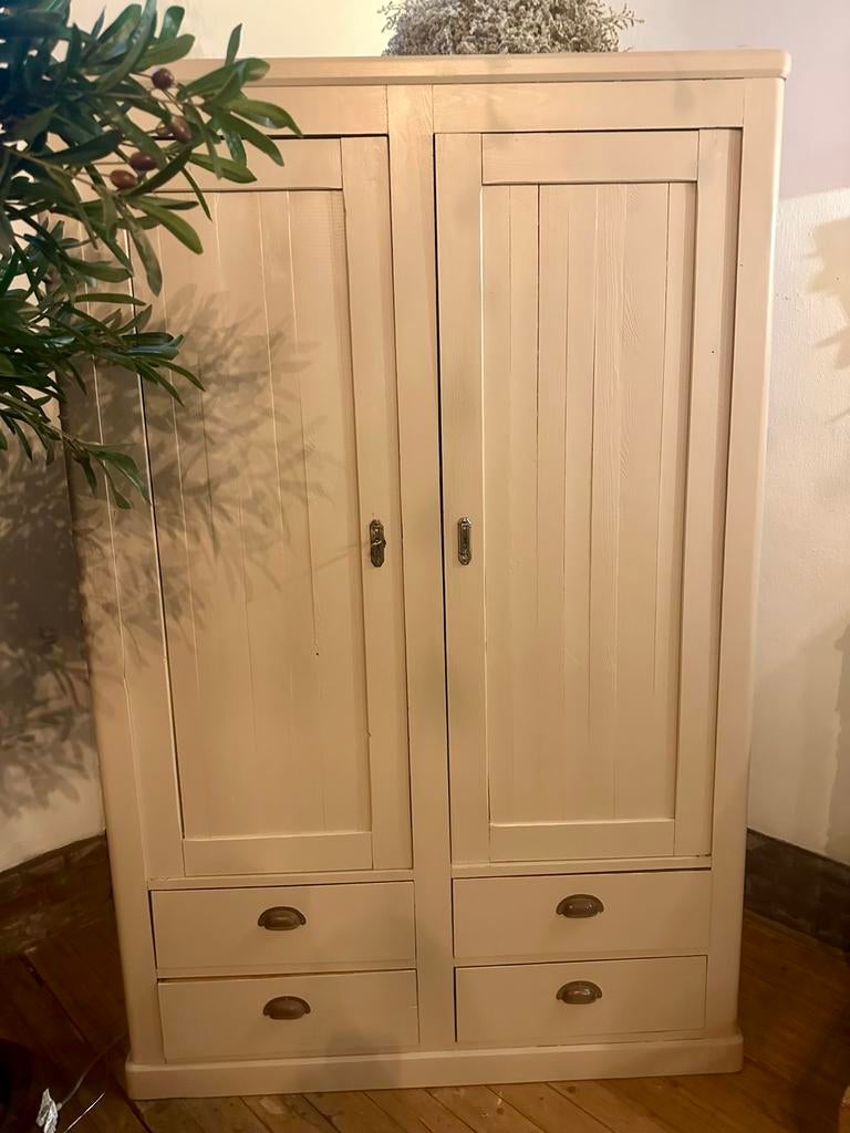 Leuke oude kleding kast in licht beige zand IL Fienile