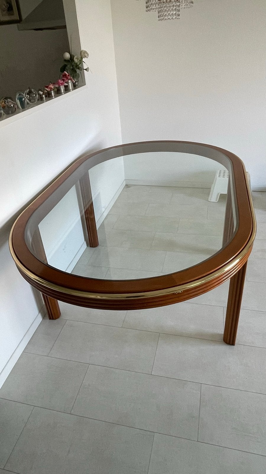 Ovale eettafel met glazen blad en houten onderstel, Huis en Inrichting, Ophalen, Gebruikt, 100 tot 150 cm, 50 tot 100 cm