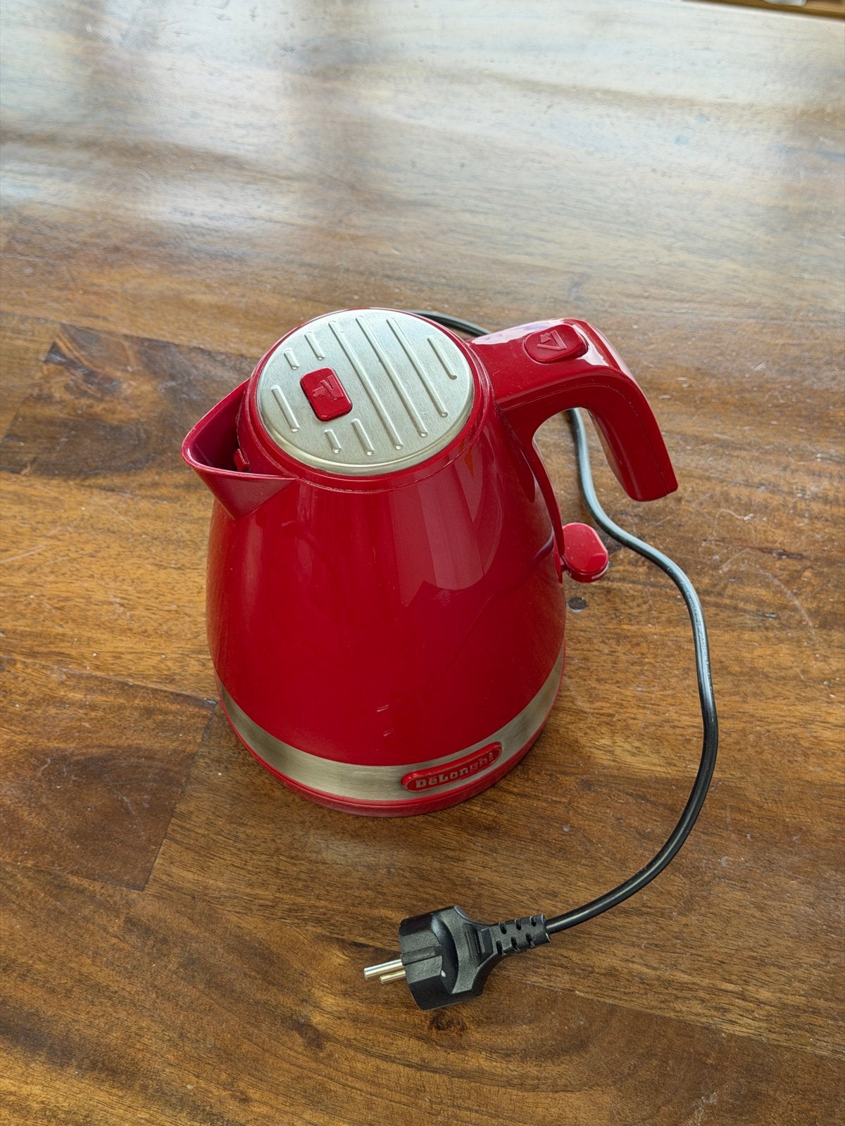 De'Longhi waterkoker rood - Compact en stijlvol, Minder dan 1 liter, Ophalen, Gebruikt, Draadloos