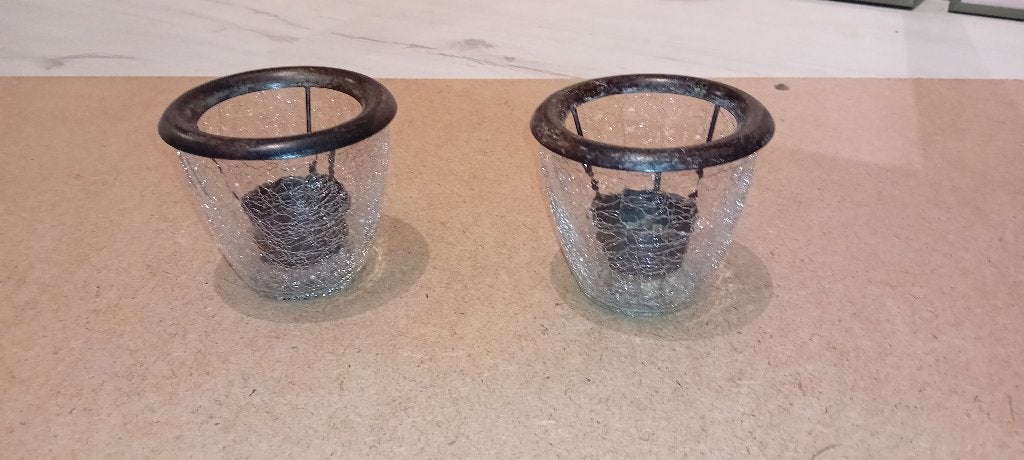 Set van 2 glazen theelichthouders met metalen rand., Huis en Inrichting, Woonaccessoires | Kandelaars en Kaarsen, 10 cm, Gebruikt